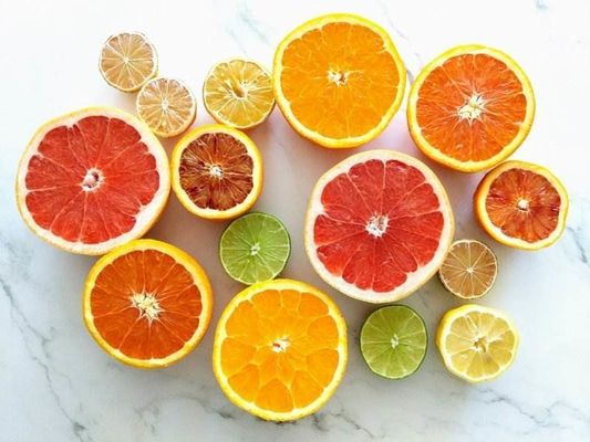 Fórmula C6h8o6 Vitamina C en polvo de grado cosmético a granel con buena calidad y número CAS 50-81-7